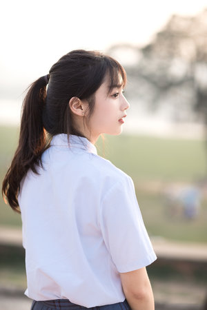 渺渺体育课夹东西跑步
