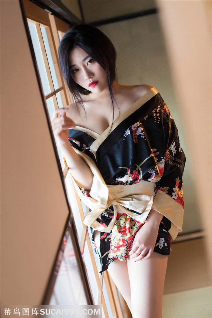 粉嫩系美女馨儿被两个猥琐大叔啪啪